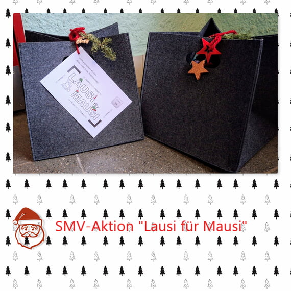 Man sieht zwei weihnachtlich dekorierte Filztaschen vor einer Klassenzimmertür. 