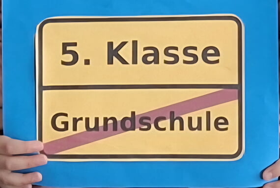 Plakat Verkehrsschild Grundschule beendet 5. Klasse kommt