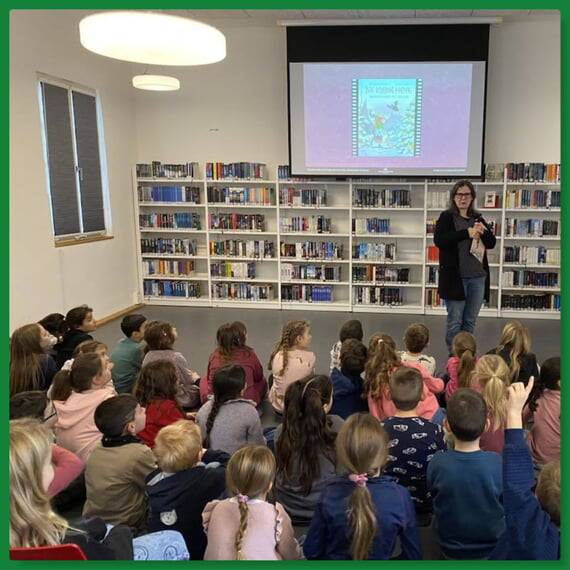 Klassen 1 während der Buchpräsentation in der Mediathek mit Frau Frank