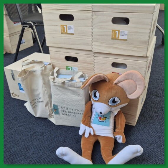 Experimentierboxen und Maskottchen, Gewinn der VR Stiftung