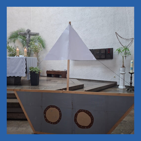 Segelboot in der Kirche